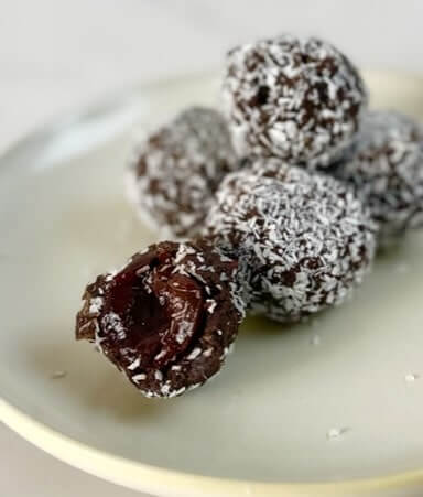 Bolitas de chocolate y cerezas