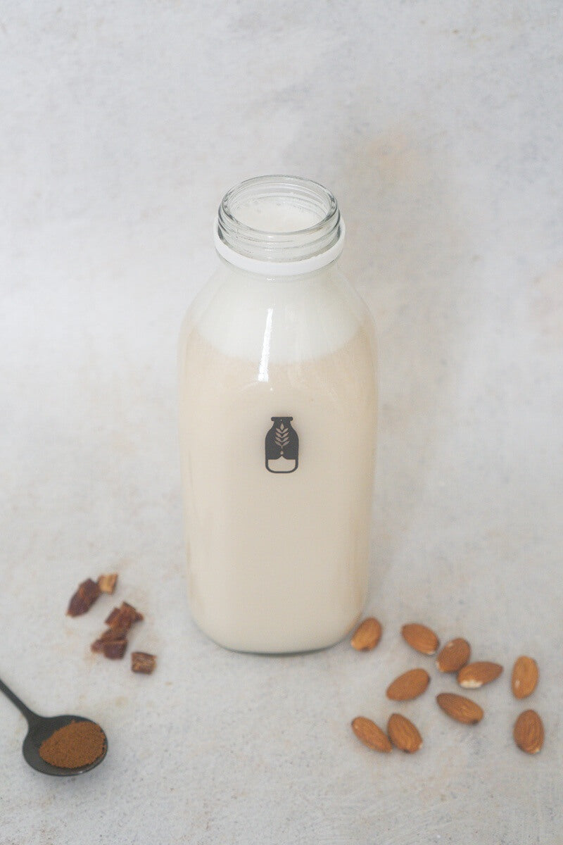 Leche de almendras y café