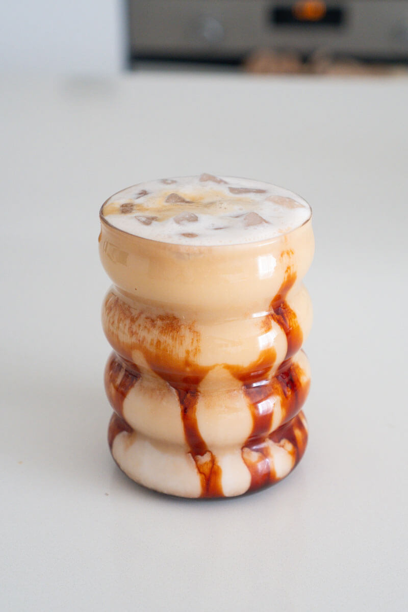 Latte helado de almendras y dátiles