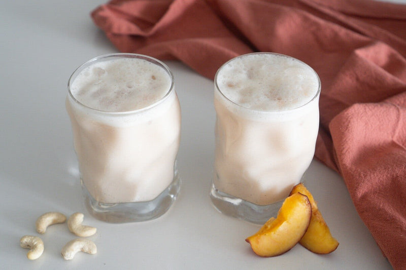 Bebida refrescante de melocotón y anacardos para el verano