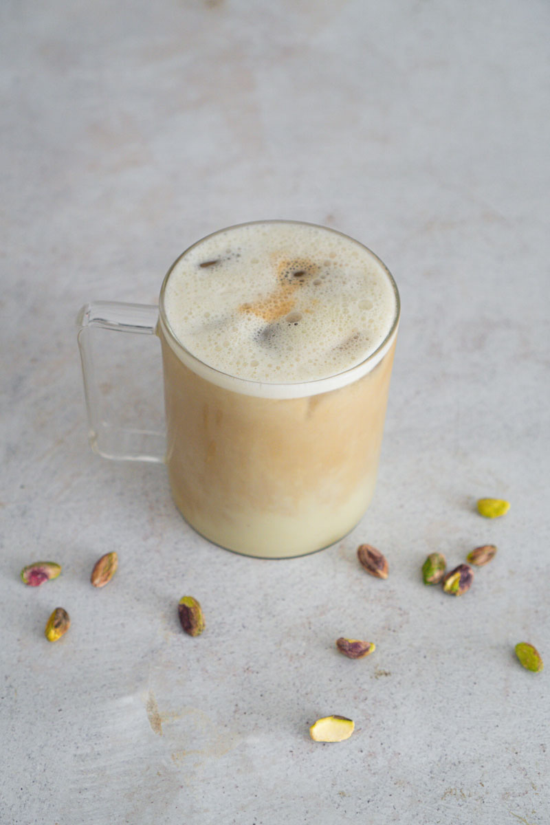 Latte helado de pistacho