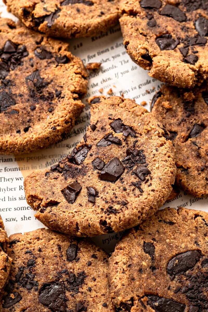 Galletas blanditas de pulpa de almendra con trocitos de chocolate