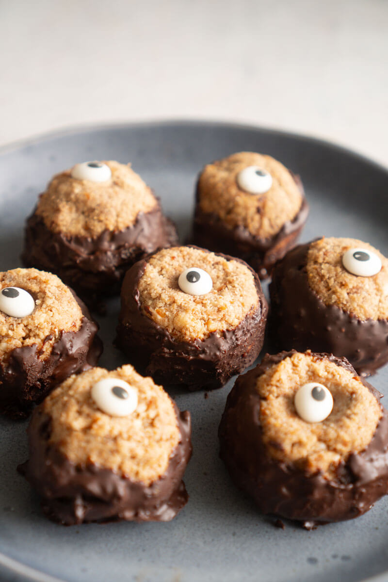 Trufas espeluznantes de pulpa de almendra (Receta de Halloween)