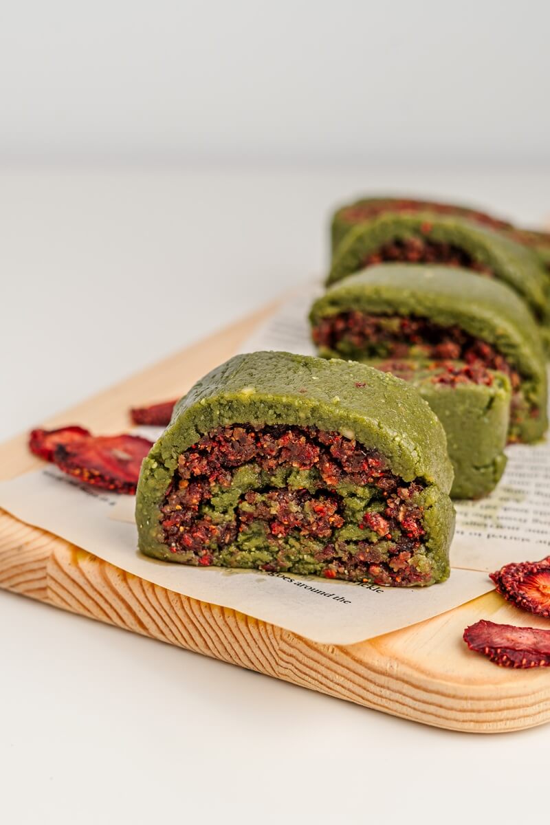 Rollitos de fresa y matcha (sin hornear)